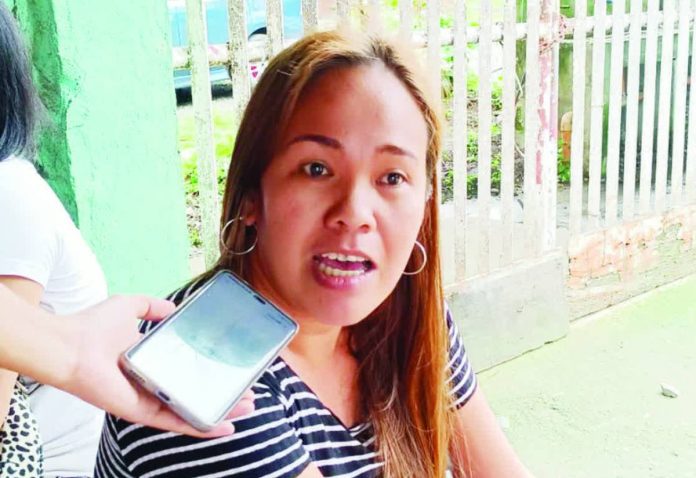 “Okay man na sa bata maka-cellphone, pero guide-dan lang,” says Arlynn Ablania of Barangay Ingore, La Paz, Iloilo City. AJ PALCULLO/PN