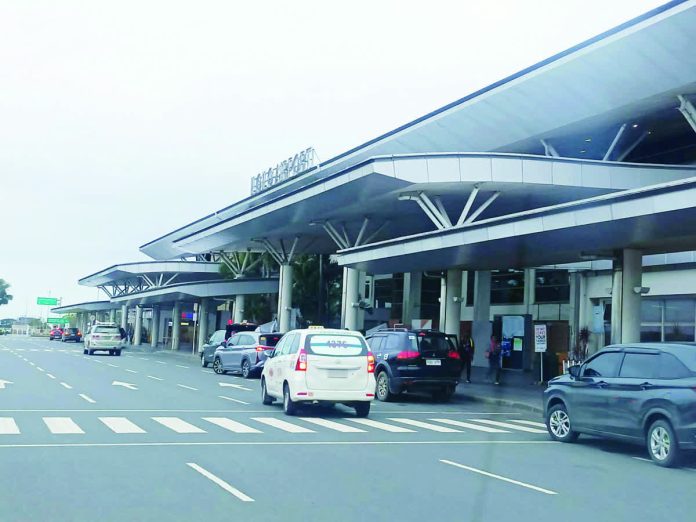 Richard Osmeña , director of the Land Transportation Franchising and Regulatory Board (LTFRB) Region 6, said they are strictly monitoring the P50 excess baggage fee collected by taxis at the Iloilo International Airport. He added that the Association of Taxi Operators of Panay, Inc. is now required to display a tarpaulin at the airport taxi area explaining the excess baggage rule and the legal basis for the charge. AJ PALCULLO/PN
