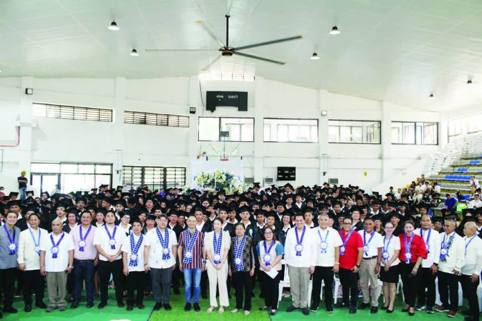 tesda Cong. Kathryn Joyce Gorriceta, former congressman Michael Gorriceta, Technical Education and Skills Development Authority (TESDA) director-general Jose Francisco Benitez graced, TESDA Region 6 OIC Regional Director Esther B. Babalo, and LANDBANK Vice President Hansen W. Chu the graduation ceremony for 389 “MIKENABUKASAN” job training program scholars from the 2nd Congressional District at the Pavia Gym in Pavia, Iloilo, on February 24, 2026. Also present were local officials of Pavia and other towns in the 2nd District. AJ PALCULLO/PN
