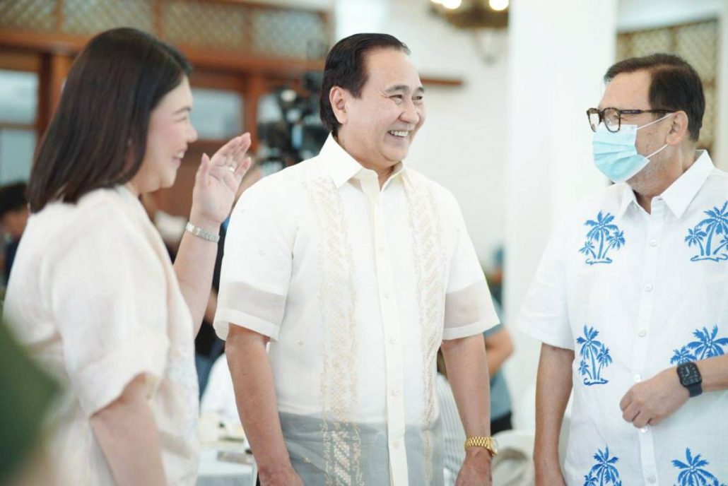 Mayor Raisa Treñas and former mayor Jerry P. Treñas with Jomari Layson (center), a friend, businessman, and partner in advancing Iloilo City’s progress
