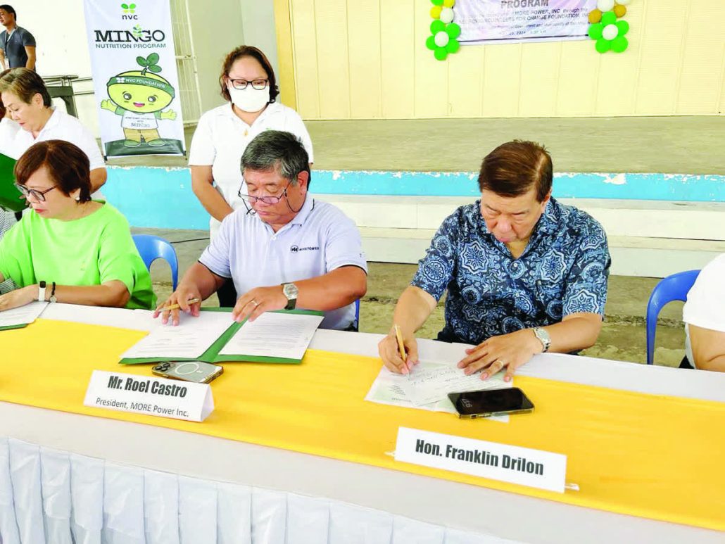 MORE Power president and CEO Roel Castro (center) and former Senate President Franklin Drilon (right), together with the Iloilo Provincial Government and Negrense Volunteers for Change Foundation, Inc., led the launch of the Mingo Nutrition Program in San Miguel town in May 2024.