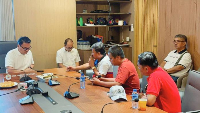 Bacolod transport group Transport leaders engaged in a dialogue with Bacolod City Mayor Greg Gasataya on March 23, discussing fuel subsidy concerns and assistance for public utility vehicle drivers amid rising fuel prices. BCCO-PIO