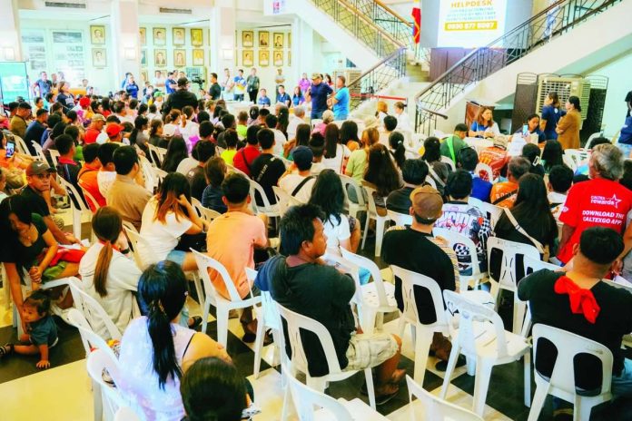 Bacolod_cash_aid.JPG_resized Fire victims from Purok Katilingban in Barangay 39 received financial assistance from the Bacolod City government during a payout held on March 4 at the lobby of the Bacolod City Government Center following the February 27 blaze that displaced more than 180 families. BCCO-PIO PHOTO