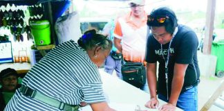 A personnel from the Bacolod City Legal Office served a notice to vacate to a vendor at the Bacolod City Government Center (BCGC) on February 20. MAE SINGUAY/PN