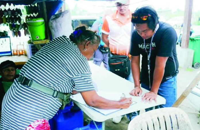 Bacolod_vendors_copy_compressed_resized A personnel from the Bacolod City Legal Office served a notice to vacate to a vendor at the Bacolod City Government Center (BCGC) on February 20. MAE SINGUAY/PN
