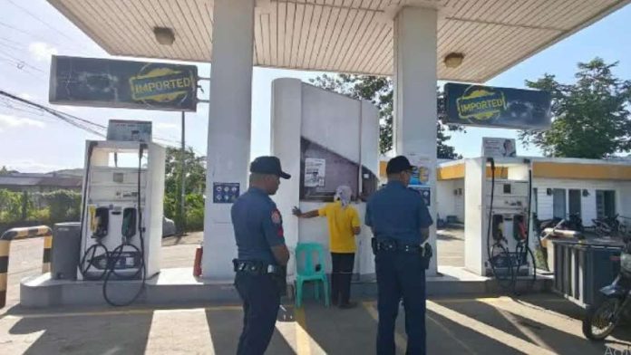 Capiz_police_compressed_resized Personnel of the Philippine National Police (PNP) inspected gasoline stations in Roxas City to verify fuel prices following reports of unauthorized price increases amid global oil market tensions. BOMBO RADYO ROXAS PHOTO