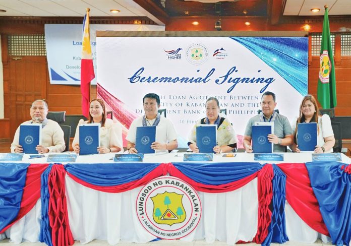 DBP Shown during the loan agreement signing between the Development Bank of the Philippines (DBP) and the Local Government of Kabankalan City are (from right) DBP’s Assistant Vice President Mary Ruth O. Ong and Vice President Atty. Rodel B. Bustillo, DBP Visayas Lending Group Vice President Atty. Marissa P. Anino, Kabankalan City’s Mayor Benjie M. Miranda and Vice Mayor Divina Gracia S. Miranda, and Liga ng Barangay president Rico M. Regalia.