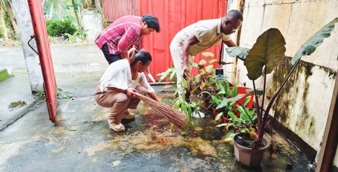 Government employees in Bacolod City join the nationwide initiative of the Department of Health to search and destroy mosquito breeding sites in this February photo. Anchored on the theme “Alas Kwatro Kontra Mosquito,” the anti-dengue campaign urges Filipinos to work together every 4 p.m. in identifying and destroying all mosquito breeding sites. NEGROS OCCIDENTAL PROVINCIAL HEALTH OFFICE