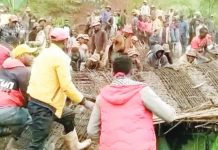 Floods and landslides kill 30 in southern Ethiopia Ethiopians help one another remove debris after rain-triggered landslides and floods hit the Gamo Zone in Ethiopia. SOUTH ETHIOPIA REGIONAL STATE OFFICE OF THE PRESIDENT