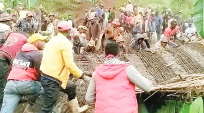 Ethiopia Ethiopians help one another remove debris after rain-triggered landslides and floods hit the Gamo Zone in Ethiopia. SOUTH ETHIOPIA REGIONAL STATE OFFICE OF THE PRESIDENT