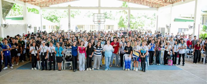 College students in Jordan, Guimaras received P2,500 each in educational assistance during a distribution at the GUIMELCO Covered Gym, as part of the provincial government’s continuing support for youth education. PROVINCE OF GUIMARAS PHOTO