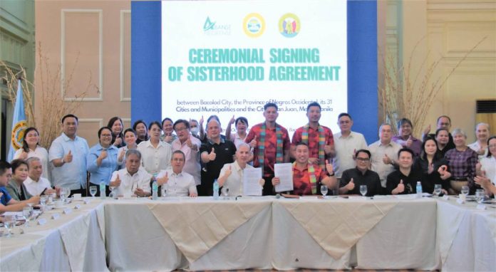 NegOcc LGUs Negros Occidental’s Gov. Eugenio Jose Lacson and San Juan City Mayor Francis Zamora—also the national president of the League of Cities of the Philippines—led the ceremonial signing of a Sisterhood Agreement between the Provincial Government of Negros Occidental, its 31 component cities and municipalities, the highly urbanized city of Bacolod, and San Juan at the Provincial Capitol Social Hall on March 12. NEGOCC PROV’L GOV’T FB PHOTO
