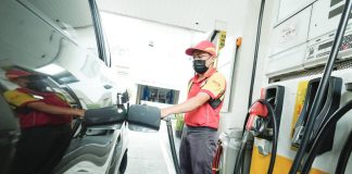 A fuel station attendant fills up a vehicle at a gas station along Timog Avenue in Quezon City as rising fuel prices weigh on motorists and transport operators. PNA