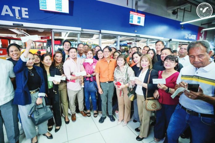 Palace defends With rising fuel prices, the government continues to provide financial assistance to drivers and operators of public utility vehicles (PUVs). President Ferdinand R. Marcos Jr. on Tuesday visited the Parañaque Integrated Terminal Exchange (PITX) to personally oversee the initial rollout of fuel subsidies for PUVs and ensure that the distribution process is smooth and well-organized. PCO