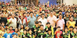 Mayor Ronnie Dadivas led the release of subsidy allowances to members of the Roxas City delegation competing in the Western Visayas Regional Athletic Association Meet 2026. A total of 474 athletes and 90 coaches received financial assistance from the city government ahead of their departure for the regional meet in Passi City. MAYOR RONNIE DADIVAS FB PHOTO