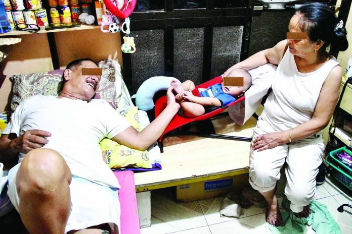 This lolo and lola spend time with their great-grandson in Barangay Kamuning, Quezon City. According to a Social Weather Stations (SWS) survey, over 80 percent of Filipinos say a woman’s primary role is to look after her home and family. PNA