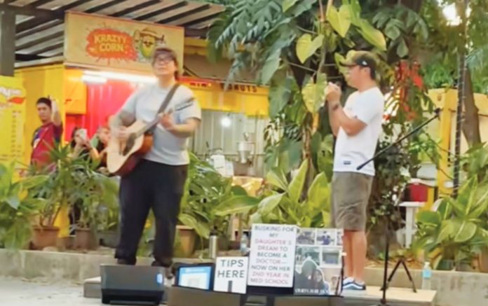 Chito Miranda and Gab Chee Kee perform Parokya Ni Edgar’s hit song “Your Song” to help a father who was busking to earn money for his child, at the University of the Philippines Diliman.