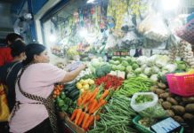 Economist sees inflation breaching 4%, lauds gov’t subsidy program A market vendor arranges fresh produce in this undated photo. An economist forecasts domestic inflation rate to break the 4 percent level this year as oil prices in the international market nears USD100 per barrel because of the conflict in the Middle East. PNA FILE PHOTO BY YANCY LIM