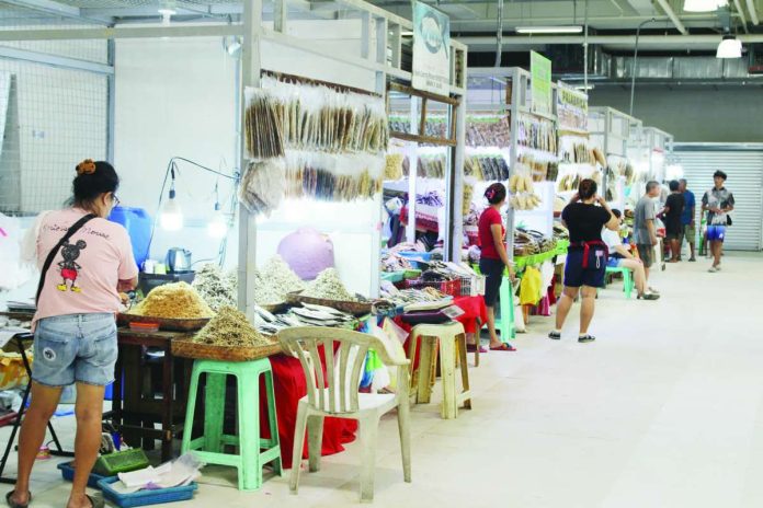 feb_inflation.JPG_resized Vendors tend to their stalls at the Iloilo Central Market in Iloilo City. AJ PALCULLO/PN