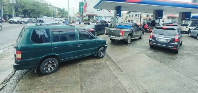 front pic Photo shows vehicles lining up at a gas station in Jaro, Iloilo City on March 9, a day before a big-time pump price hike.