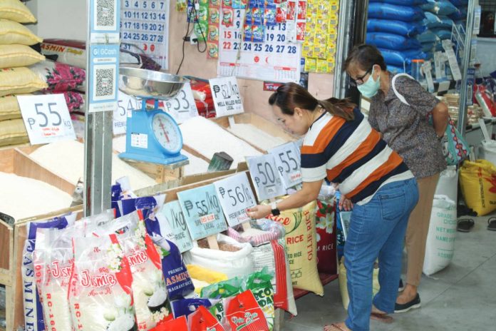 front pic Prices of locally produced rice have started to trend upward as of Wednesday, March 18, 2026. The Department of Agriculture Region 6 attributes this movement primarily to the rise in palay buying prices, which currently range from P20 to P23 per kilogram for wet palay and P26 to P28 per kilogram for dry. Photo shows a rice retailer at the La Paz Public Market in Iloilo City assisting a customer. AJ PALCULLO/PN