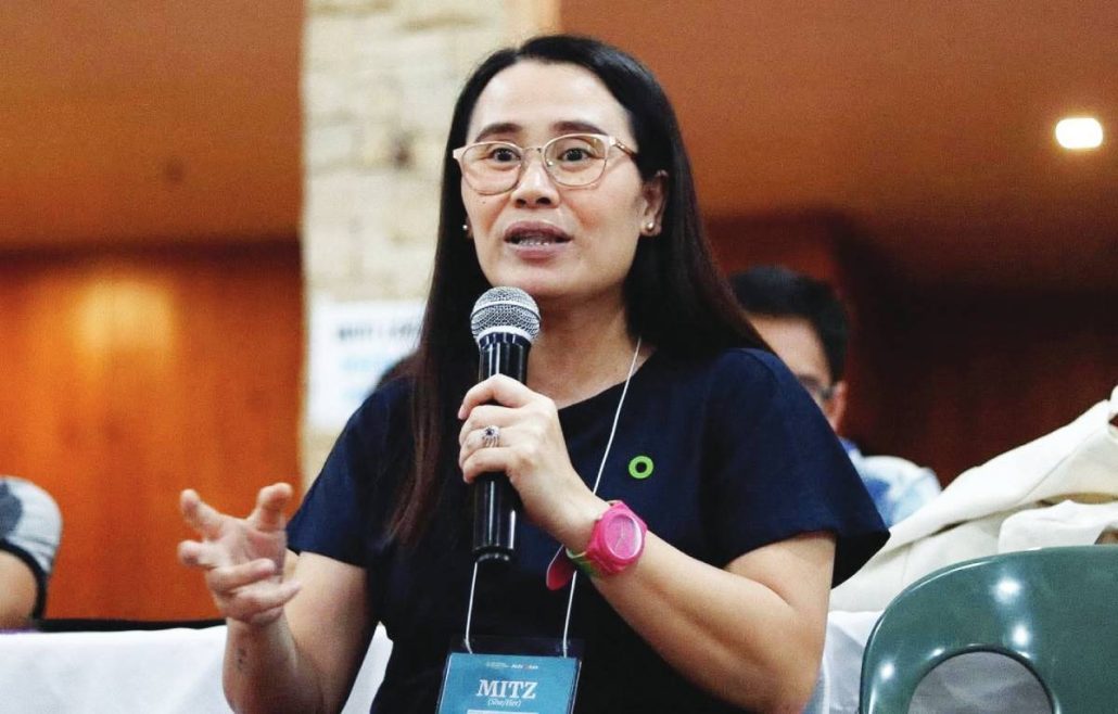Forester Mitzi Peñaflorida , head of the Environmental Programs and Management Services Division of the Provincial Environment and Natural Resources Office, says the Iloilo Provincial Capitol will lead the “Ligum-Dulom Year 4 Celebration” from 8:30 p.m. to 9:30 p.m. on Saturday, March 28, switching off non-essential electricity and equipment as a symbolic but critical act of conservation. Right photo shows various sectors and organizations participating in last year’s “Ligum-Dulom” celebration at the capitol grounds. SCREENSHOT FROM PGENRO FB VIDEO