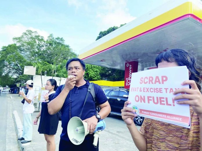 fuel_protest2_copy_compressed_resized PROTEST VS FUEL TAXES. Members of the Panay Consumers Alliance stage a picket protest in Jaro, Iloilo City, calling for the scrapping of the Oil Deregulation Law and the removal of excise tax and value-added tax on petroleum products as fuel prices continue to rise. The group warns that taxes now account for up to nearly one-third of every liter of gasoline paid by consumers. PANAY CONSUMERS ALLIANCE PHOTO