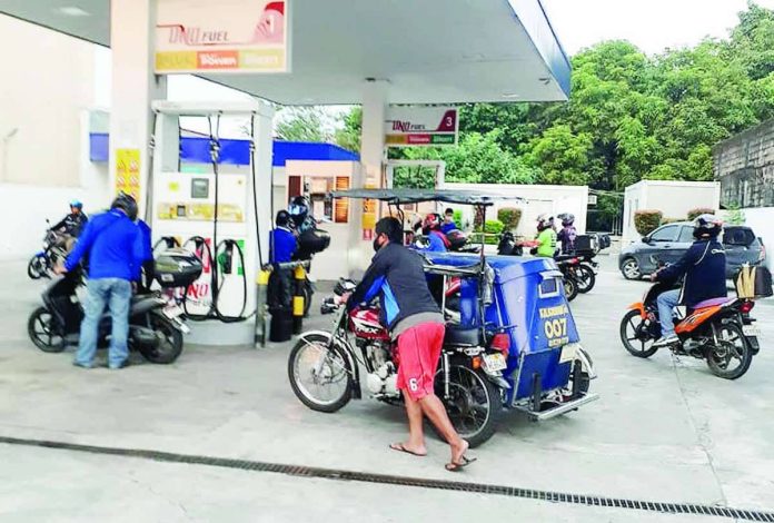 gas_stations_copy_compressed_resized Riders queue at a gas station in Quezon City. The government has warned gasoline stations against imposing unjustified price increases. PNA