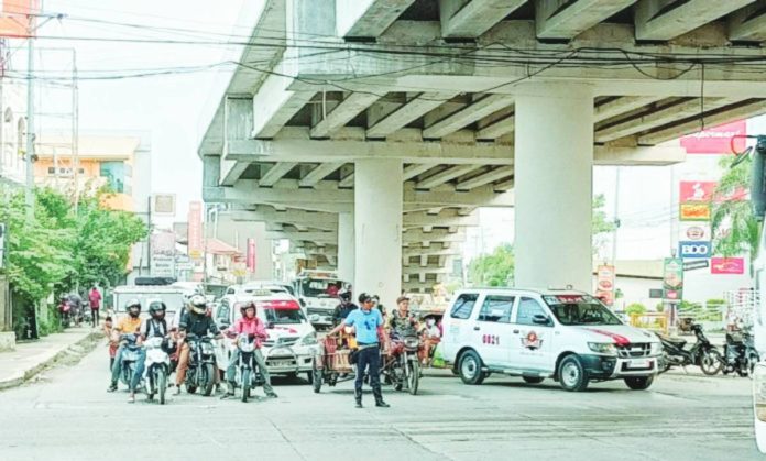 Motorists pass beneath the Ungka Flyover in Barangay Ungka II, Pavia, Iloilo as traffic flows normally. The Department of Public Works and Highways says its engineers found no new cracks or structural damage in the flyover after conducting a post-earthquake inspection, assuring the public that the structure remains safe for use. AJ PALCULLO/PN