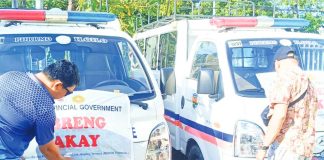 Personnel of the Iloilo Provincial Disaster Risk Reduction and Management Office install “Libreng Sakay” signs on provincial government vehicles on Sunday, March 22, in preparation for the Iloilo City-wide transport strike today, March 23. The deployment aims to provide free and safe transit for stranded passengers. ILOILO PDRRMO PHOTO