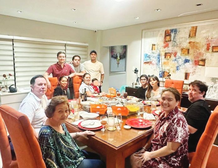 maine rumors copy Sylvia Sanchez and Art Atayde were joined by their children — Arjo Atayde and wife Maine Mendoza; Ria Atayde with husband Zanjoe Marudo and their son Sabino; Gela Atayde with Zaijian Jaranilla; and Xavi Atayde — during their anniversary celebration. SYLVIA SANCHEZ/IG PHOTO