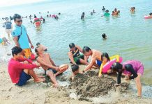 DROWNING DANGER SPIKES: Holy Week beach surge raises alarm; DOH-6 warns one lapse can turn outings deadly BEACH FUN, SAFETY FIRST. Families flock to the shoreline for summer and Holy Week break – but constant supervision, life vests, and discipline around the water remain crucial to prevent drowning incidents, according to the Department of Health. AJ PALCULLO/PN