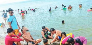 BEACH FUN, SAFETY FIRST. Families flock to the shoreline for summer and Holy Week break – but constant supervision, life vests, and discipline around the water remain crucial to prevent drowning incidents, according to the Department of Health. AJ PALCULLO/PN