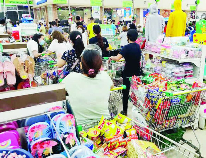 no_need_for_panic_buying.JPG_resized Malacañang assured the public that supplies of fuel and basic commodities remain sufficient. File photo shows people lining up at a grocery in Quezon City. MARK DEMAYO, ABS-CBN NEWS PHOTO