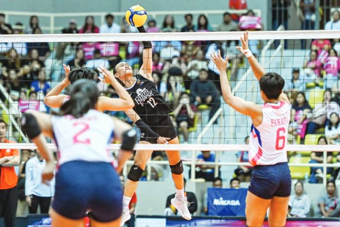 sports Farm Farm Fresh Foxies’ Trisha Tubu unloads a powerful hit against the defense of Creamline Cool Smashers. PVL PHOTO