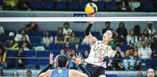 University of Santo Tomas Golden Tigresses rookie Lianne Penuliar attempts a drop ball over Ateneo de Manila University Blue Eagles’ Jihan Chuatico. UAAP Photo