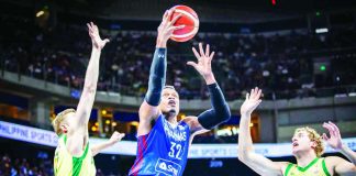 Gilas Pilipinas guard Justin Brownlee stretches for a layup against the defense of Australia. FIBA PHOTO