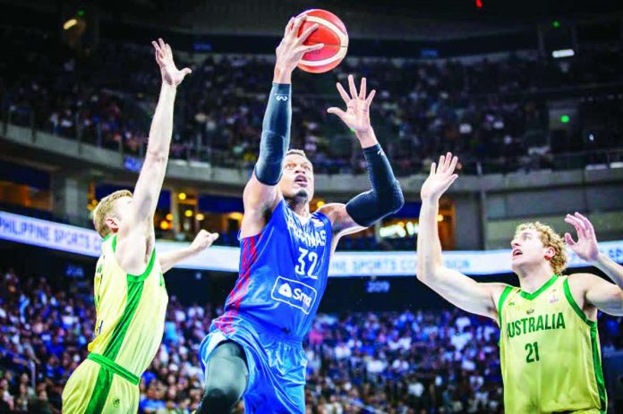 sports_Boomers_compressed_resized Gilas Pilipinas guard Justin Brownlee stretches for a layup against the defense of Australia. FIBA PHOTO