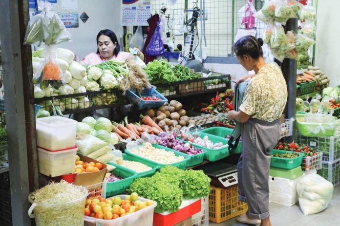 BSP inflation Vegetables fill stalls at Iloilo Terminal Market in Iloilo City in this March 9, 2026 photo. While rising fuel and food prices are expected to push March 2026 inflation to between 3.1 and 3.9 percent, the Bangko Sentral ng Pilipinas said Tuesday, March 31, that easing vegetable prices may help partly offset the increase. AJ PALCULLO/PN
