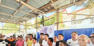 Bacolod Lone District Rep. Alfredo Abelardo Benitez and Engr. Ian Fred Solas posed with fisherfolk during the distribution of biofuel in Barangay Singcang, Bacolod City, on April 8. MAE SINGUAY/PN