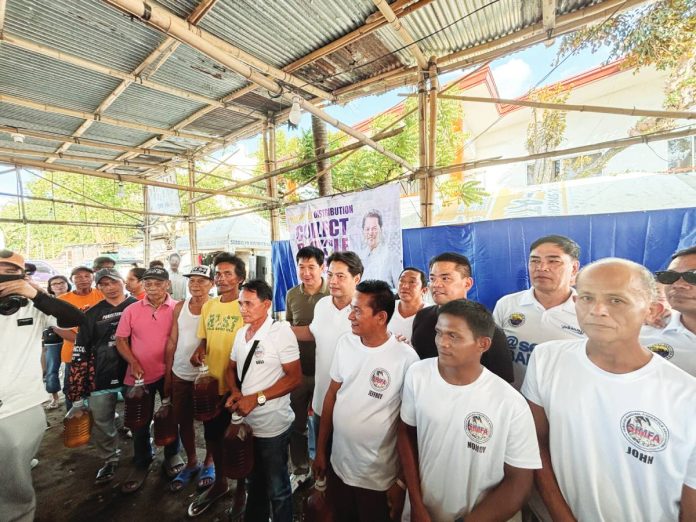 Bacolod biofuel copy Bacolod Lone District Rep. Alfredo Abelardo Benitez and Engr. Ian Fred Solas posed with fisherfolk during the distribution of biofuel in Barangay Singcang, Bacolod City, on April 8. MAE SINGUAY/PN
