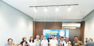 Jeepney drivers received fuel subsidy cards from Deputy Speaker and Bacolod’s Lone District Representative Alfredo Abelardo Benitez during a distribution activity at his office in Bacolod City on April 16, aimed at helping transport workers cope with rising fuel costs. MAE SINGUAY/PN