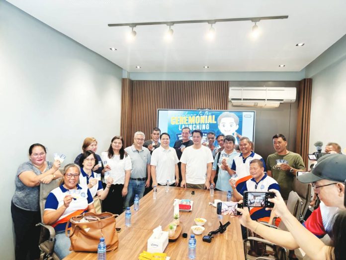 Jeepney drivers received fuel subsidy cards from Deputy Speaker and Bacolod’s Lone District Representative Alfredo Abelardo Benitez during a distribution activity at his office in Bacolod City on April 16, aimed at helping transport workers cope with rising fuel costs. MAE SINGUAY/PN
