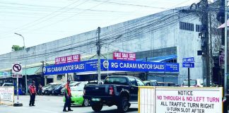 Personnel from the Bacolod Traffic and Transport Management Department (BTTMD) managed vehicular flow along Lopez Jaena Street as part of the city government’s traffic experiment, which enforces a “no left turn” scheme and rerouting measures at the junction of Lopez Jaena, Galo Street, and the Megaworld access road to help ease congestion. MAE SINGUAY/PN