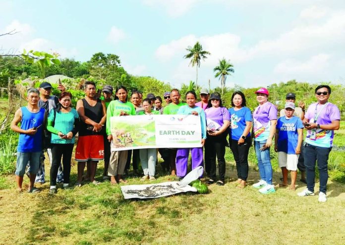 Capiz_earth_day_copy_compressed_resized Participants joined a forest immersion and collected native seeds and wildlings during the Earth Day 2026 celebration led by PENRO Capiz on April 24 in Dumalag and Panitan, supporting reforestation and environmental conservation efforts in the province. PENRO-CAPIZ PHOTO