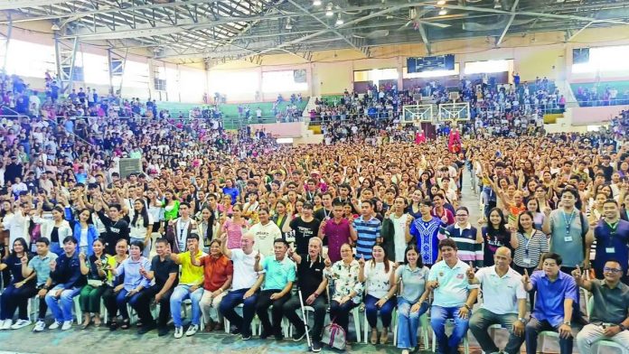 Capiz_scholars_compressed_resized Around 2,774 scholars from across Capiz gathered at the Capiz Gymnasium in Roxas City on April 25, 2026, to receive financial assistance under the CAPIS program, with beneficiaries coming from both the first and second districts and enrolled in public and private schools. RADYO MARAGTAS PHOTO