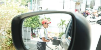 FRONTLINE DUTY. A female worker refuels a vehicle at a gasoline station along Tomas Morato Avenue in Quezon City. Since global oil market forces remain the primary driver of pump costs, the Department of Energy says the newly secured safe passage arrangement for Philippine vessels through the Strait of Hormuz in Iran will not immediately translate into lower fuel prices. PNA