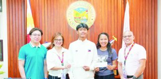 Kian Labar (center), a 17-year-old sprinter from Dingle, Iloilo, receives a P75,000 cash incentive from Iloilo provincial government following his three silver medal finish at the ASEAN School Games in Brunei. Present during the turnover at the Provincial Capitol are Iloilo Sports Development and Management Office chief Dr. Ma. Janelyn Fundal (second from left), Atty. Gian Carlo Diana (extreme left), and Head Executive Assistant and Population Office Head Atty. Ruel Von Superio (extreme right). PHOTO FROM BALITA HALIN SA KAPITOLYO