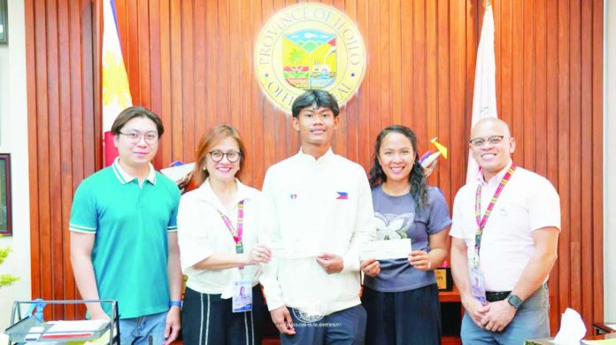 Ime_sprinter_copy_compressed_resized Kian Labar (center), a 17-year-old sprinter from Dingle, Iloilo, receives a P75,000 cash incentive from Iloilo provincial government following his three silver medal finish at the ASEAN School Games in Brunei. Present during the turnover at the Provincial Capitol are Iloilo Sports Development and Management Office chief Dr. Ma. Janelyn Fundal (second from left), Atty. Gian Carlo Diana (extreme left), and Head Executive Assistant and Population Office Head Atty. Ruel Von Superio (extreme right). PHOTO FROM BALITA HALIN SA KAPITOLYO