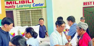 President Ferdinand R. Marcos Jr., together with First Lady Louise Araneta-Marcos and Roxas City Mayor Ronnie Dadivas, led the distribution of rice to beneficiaries from vulnerable sectors during a government-led food assistance drive at the covered gym in Barangay Milibili, Roxas City on April 27. PIA-CAPIZ PHOTO